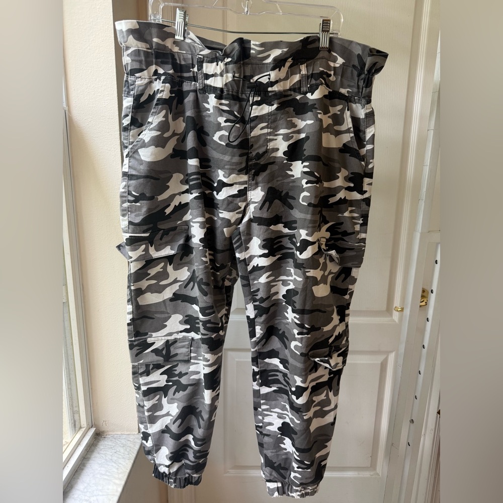 VIP Black & White Camouflage Joggers 22 - Picture 9 of 10
